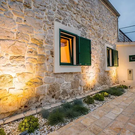 Stone House Luna